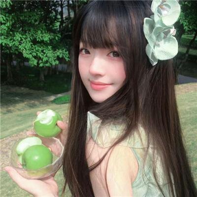 给小酒馆女子喝高杯酒